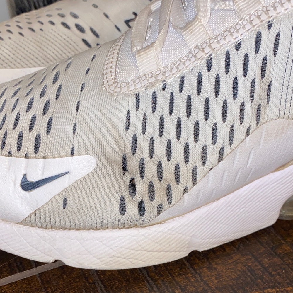 3/$60 Nike Air Max 270 White & Black Sneakers Size 9 - Picture 10 of 16